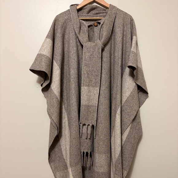 Wool poncho - Picture 1 of 2